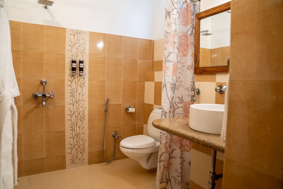 Super Deluxe AC Room (Royal Heritage) | Bathroom | Shower, rainfall showerhead, free toiletries, slippers