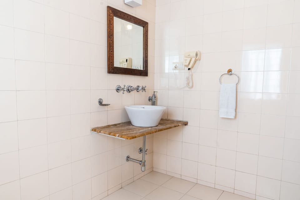 Heritage A/C Room | Bathroom | Shower, rainfall showerhead, free toiletries, slippers