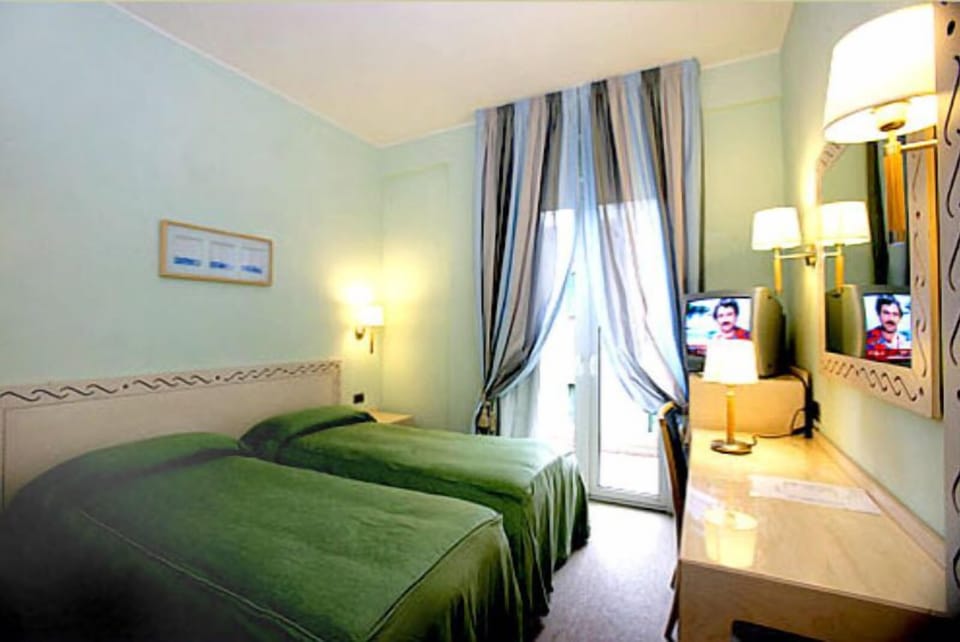 Minibar, free WiFi, bed sheets