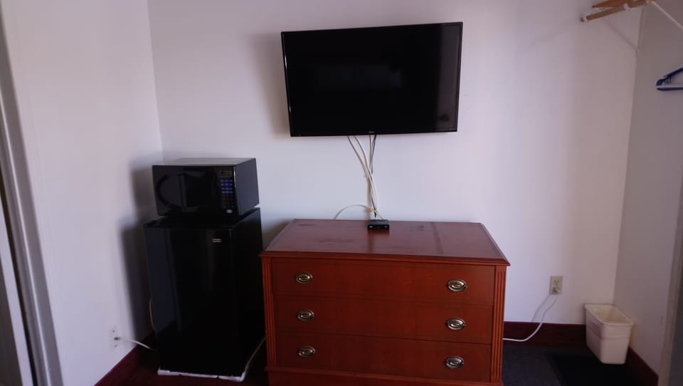 Standard Room | Desk, WiFi (free), bed sheets