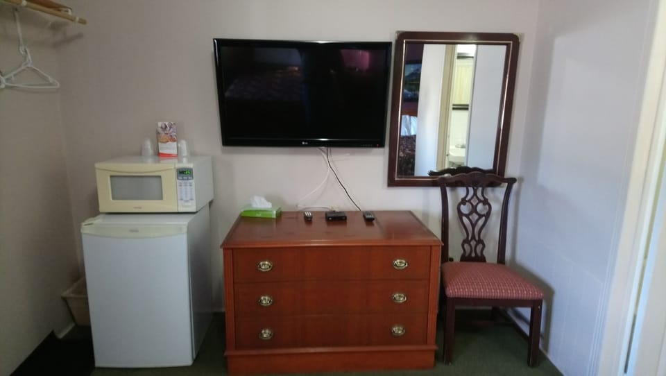 Standard Room with 2 Queen Beds | Desk, WiFi (free), bed sheets