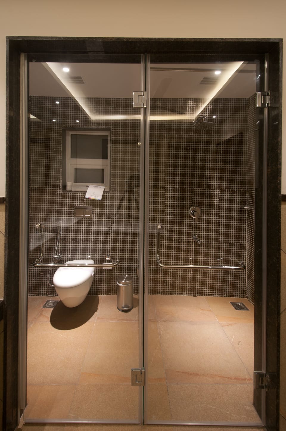 Suite | Bathroom | Hair dryer, bidet, towels