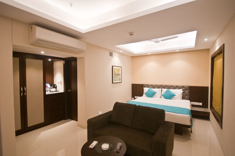 Premium Room | Minibar, in-room safe, soundproofing, iron/ironing board