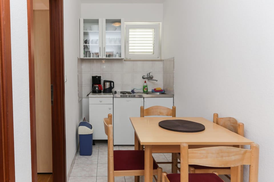 Apartment, 2 Bedrooms, Balcony, Sea View | Private kitchenette
