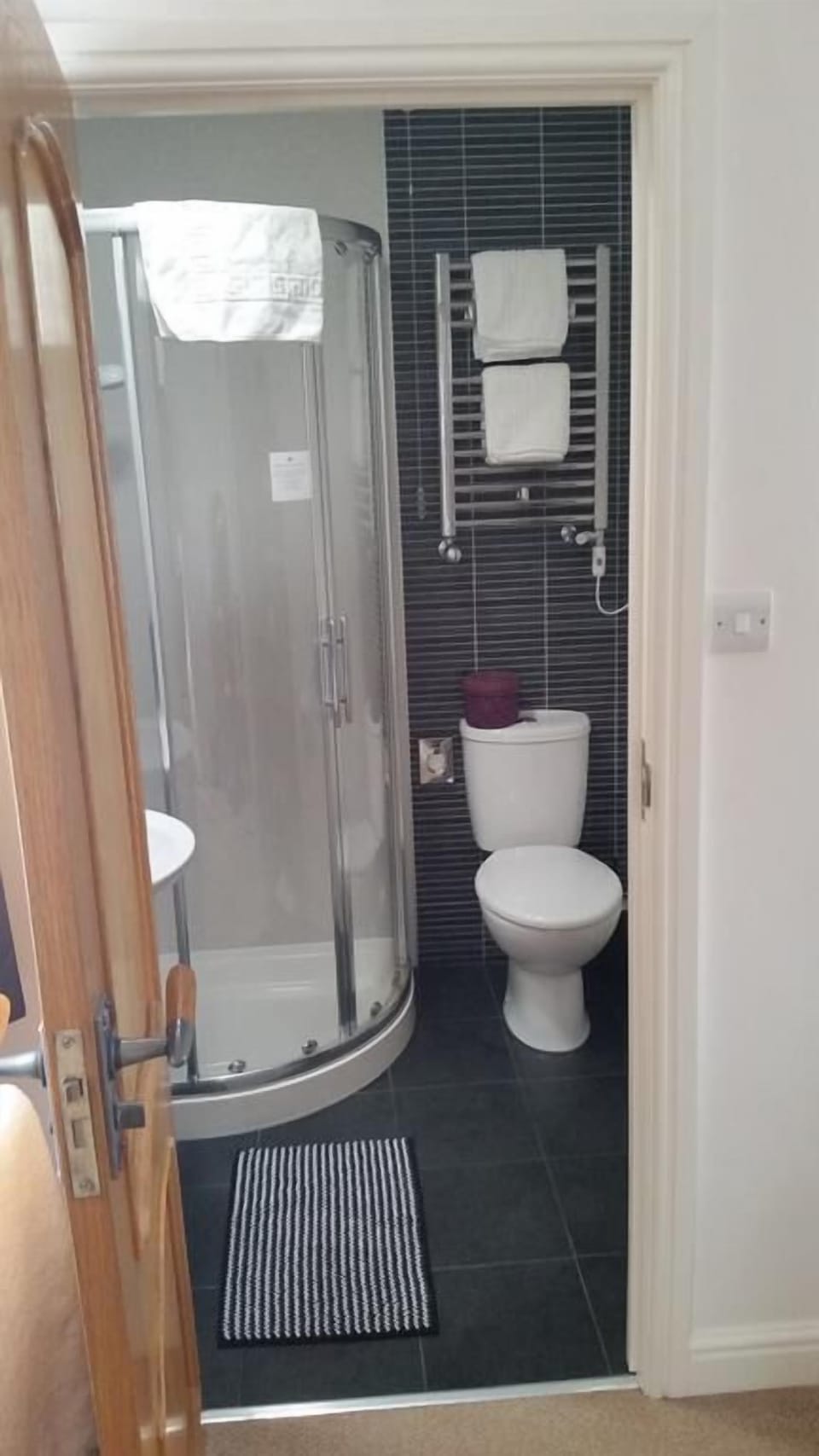 Jamaica Inn | Bathroom | Shower, free toiletries, hair dryer, bathrobes