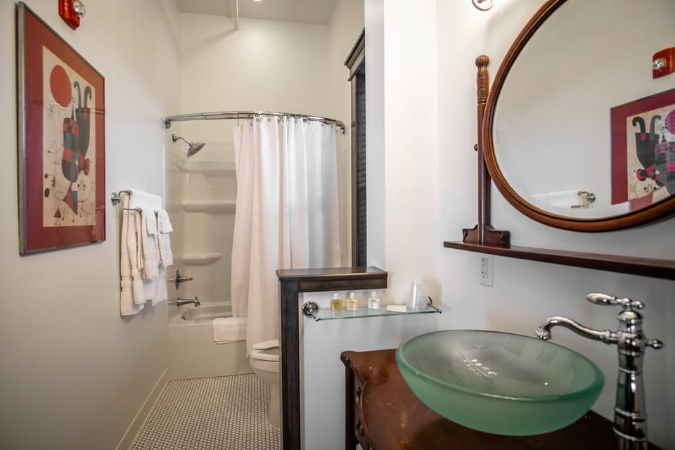 The Ward Room | Bathroom | Combined shower/tub, hair dryer, towels, soap