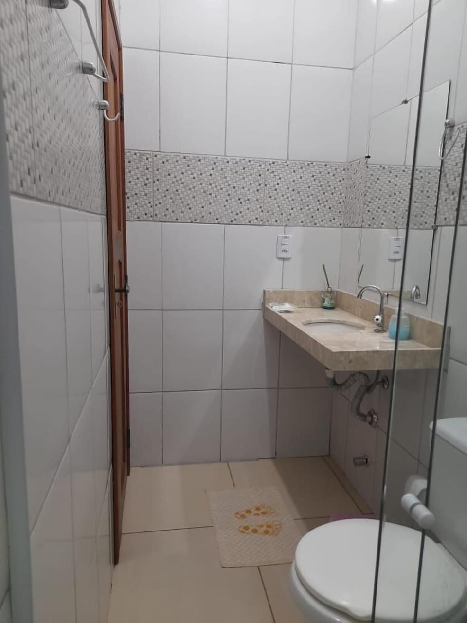 Shower, free toiletries, bidet, towels