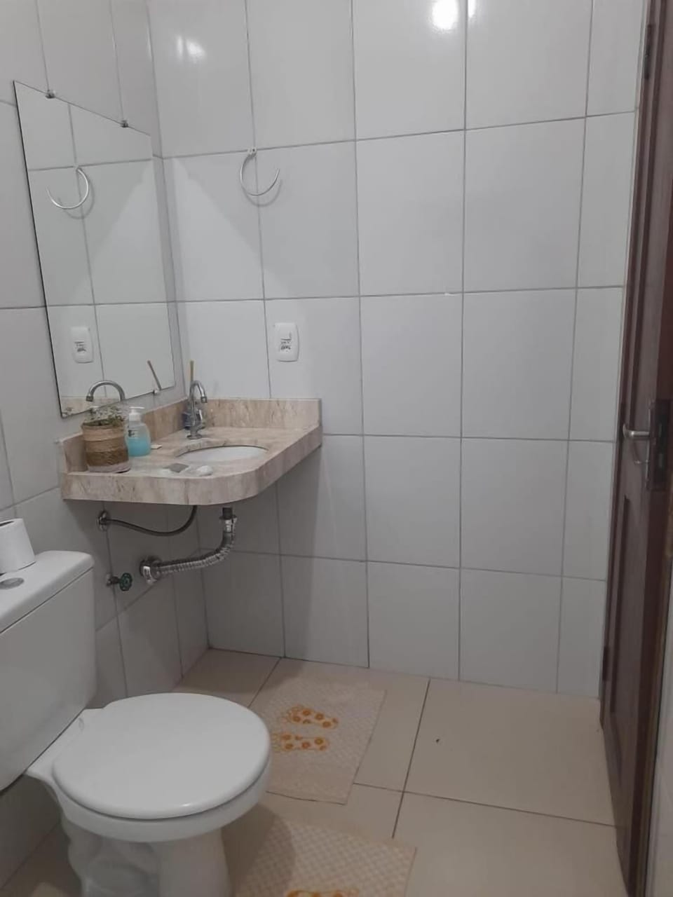 Shower, free toiletries, bidet, towels