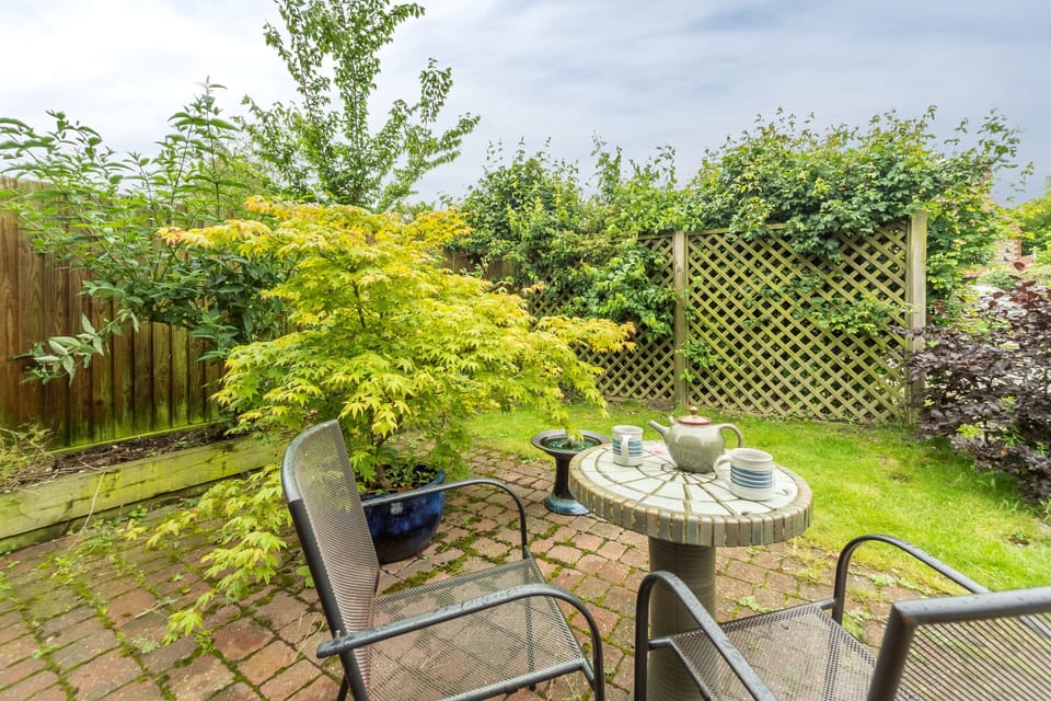 Fo'c'sle, Wiveton: Courtyard garden
