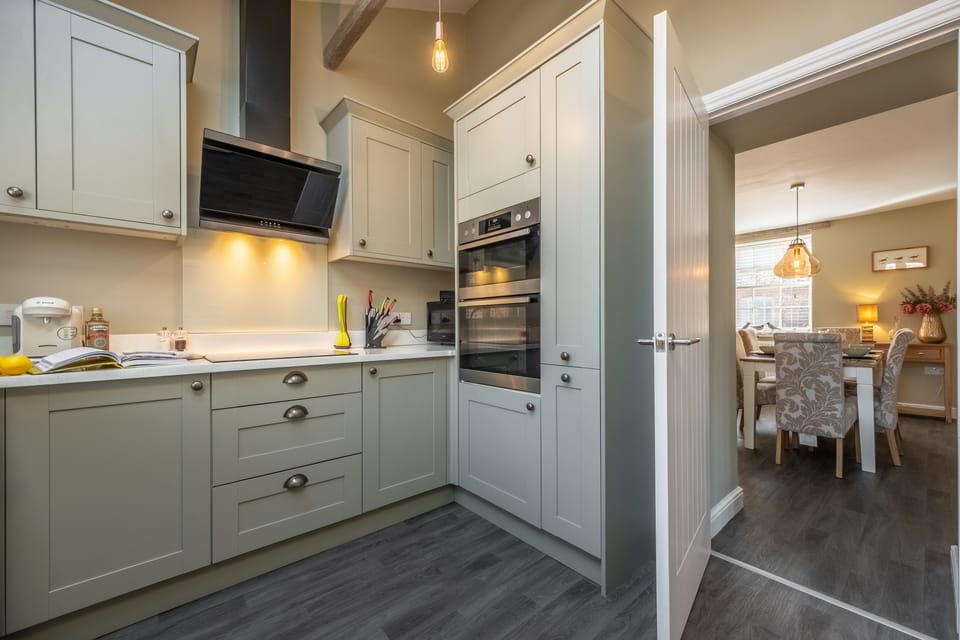 Sandpiper's Cottage: Kitchen into the dining room.