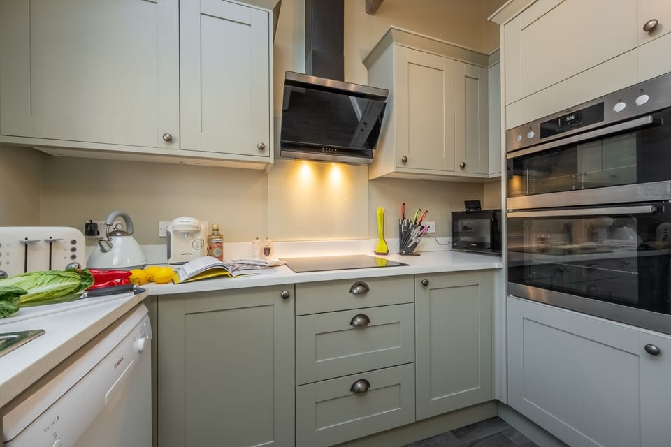 Sandpiper's Cottage: Light and airy Kitchen.