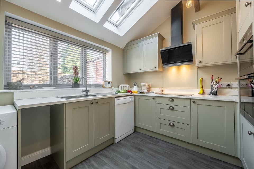 Sandpiper's Cottage: Light and Airy Kitchen.