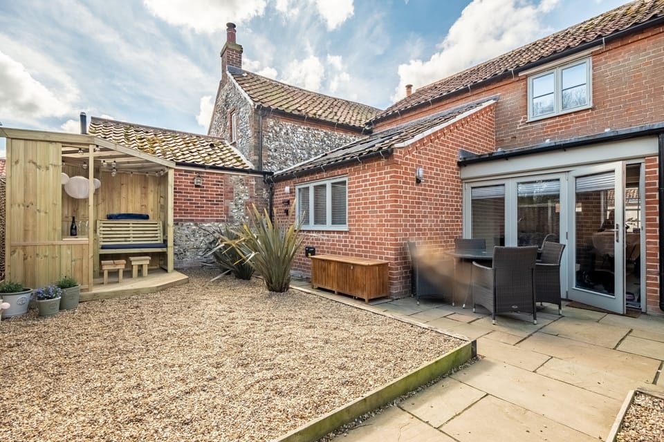 Sandpiper's Cottage, South Creake: Enclosed garden with patio, pergola, and dog shower