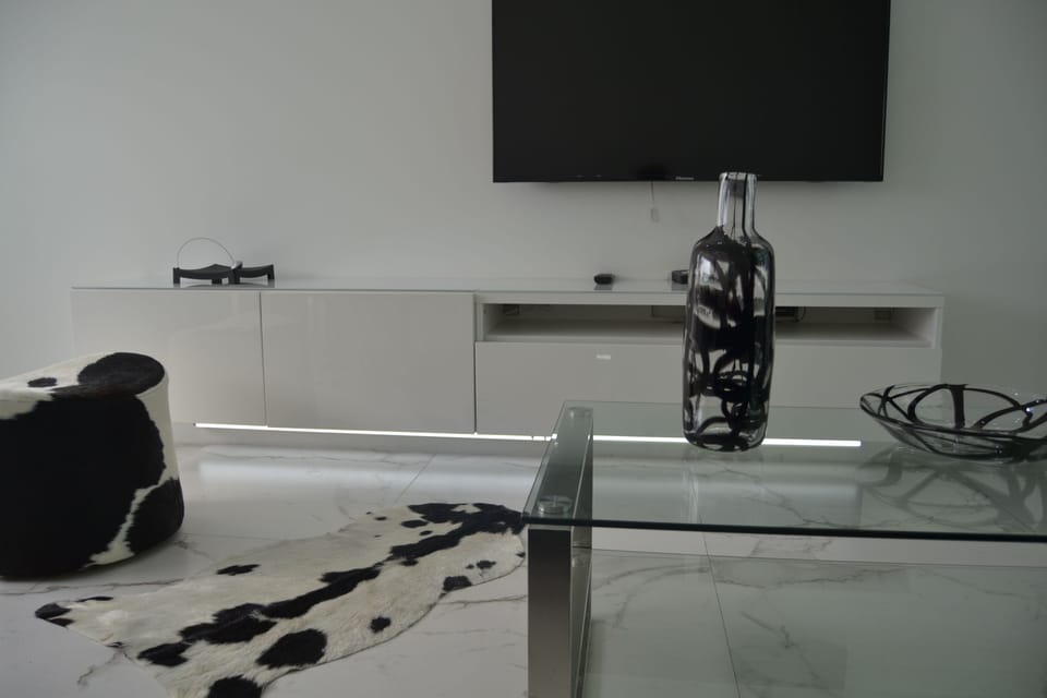 Executive Suite | Living area | 32-inch LED TV with satellite channels