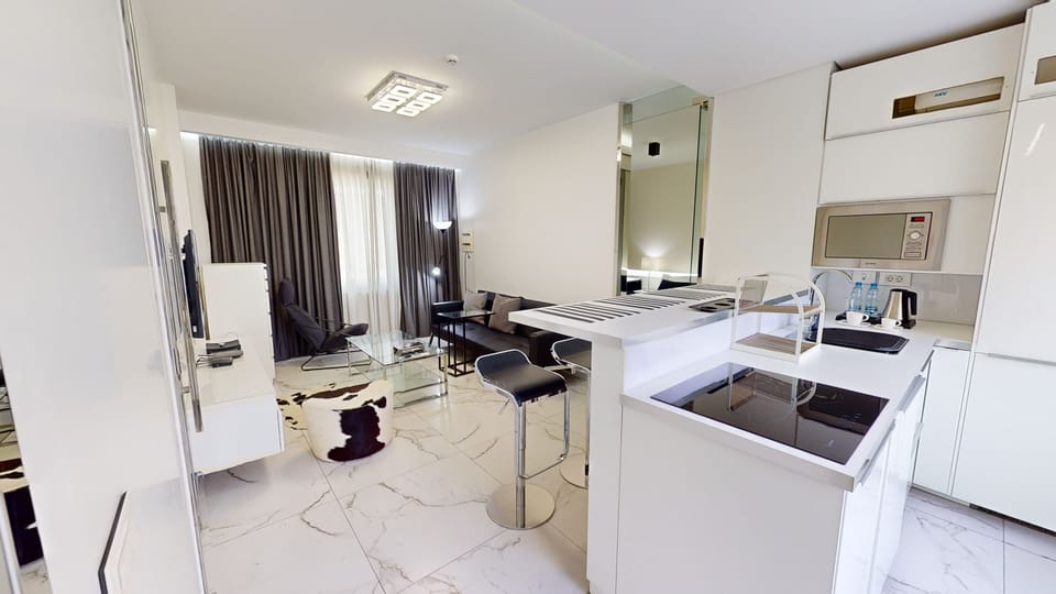 Executive Suite | In-room safe, desk, laptop workspace, blackout drapes