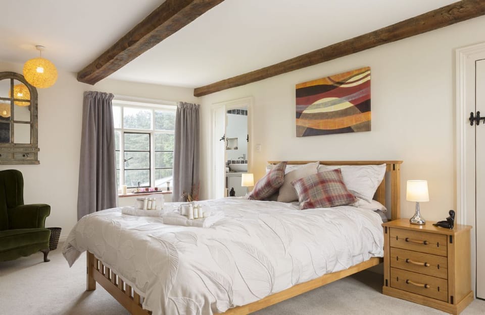 Bedroom with 5' king size bed and en-suite shower room: understated luxury in every detail.