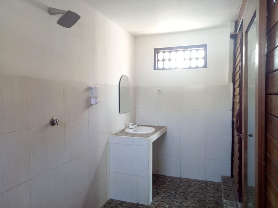 Standard Bungalow, Garden View | Bathroom | Shower, rainfall showerhead, free toiletries, towels