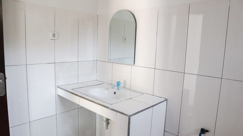 Shower, rainfall showerhead, free toiletries, towels