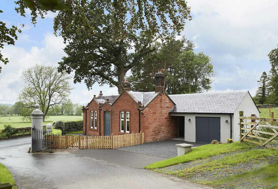 Situated at the entrance to Netherwood House, Netherwood Lodge is a walker's paradise