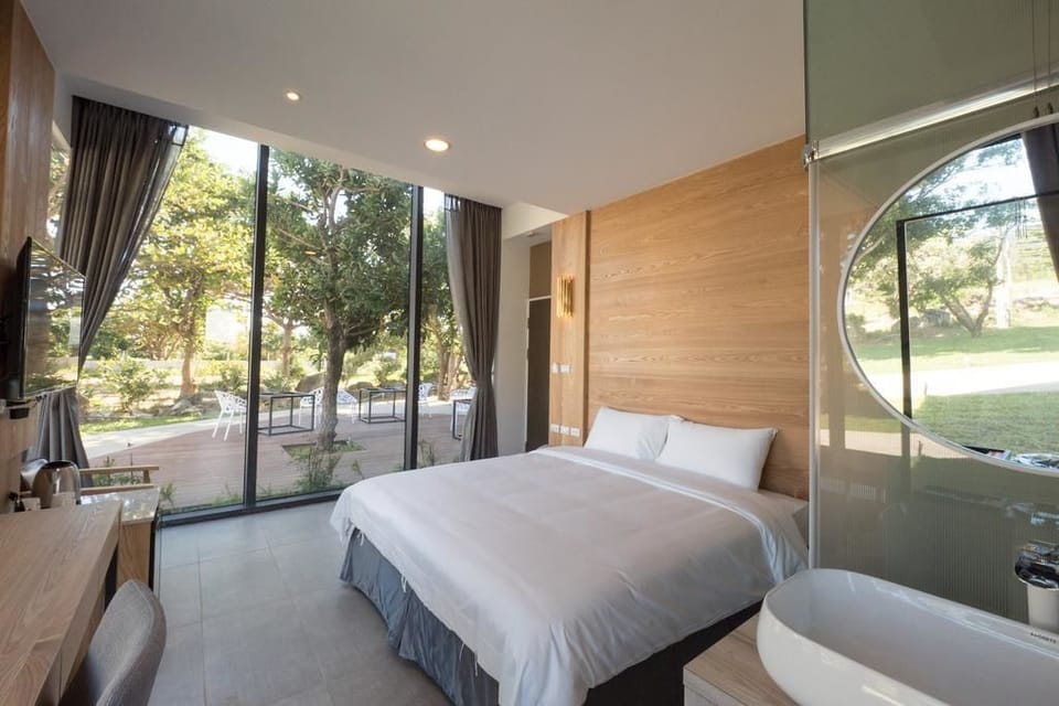 Double Room, Garden View (101) | Desk, blackout drapes, free WiFi, bed sheets