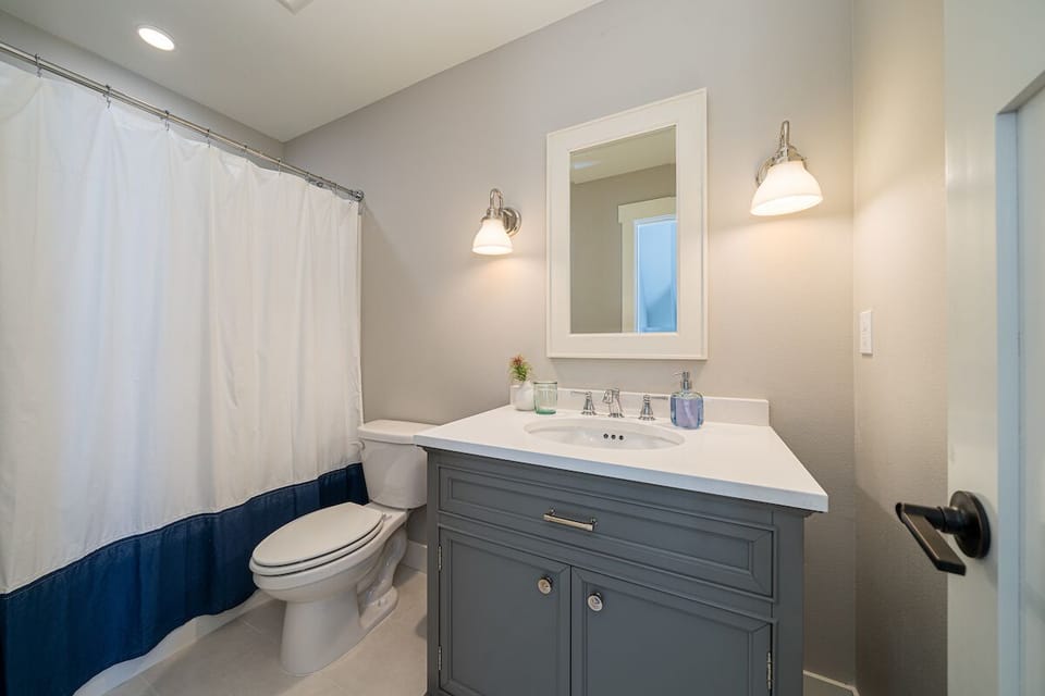 Guest Bath / Second Level