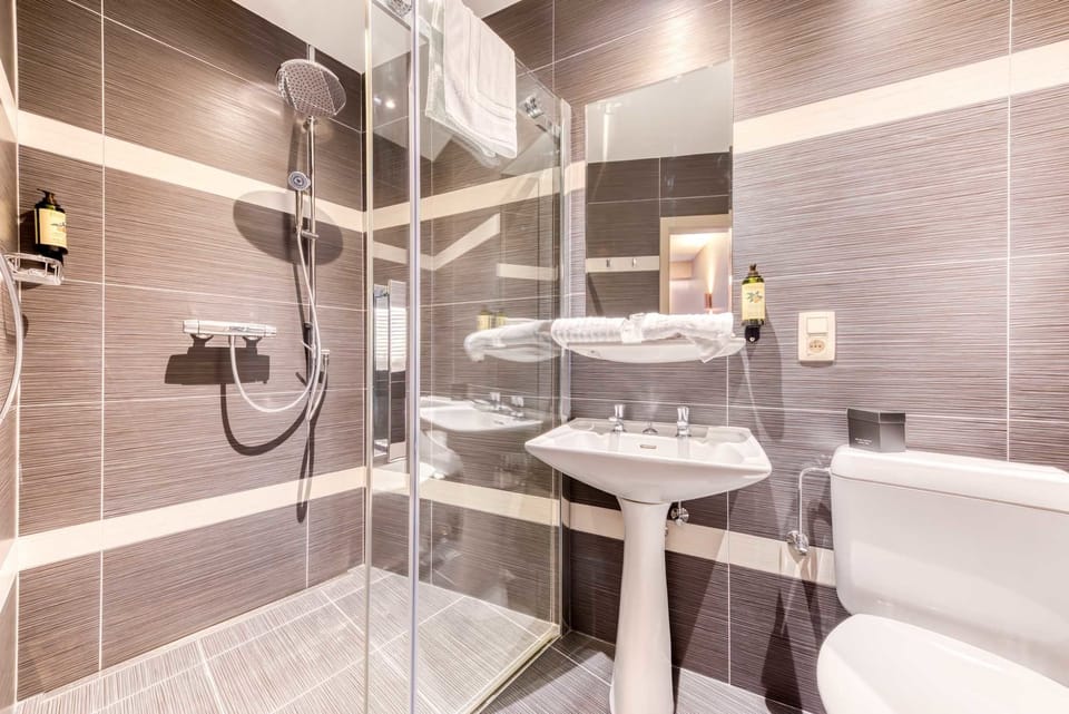 Luxury Room | Bathroom | Free toiletries, hair dryer, towels, soap