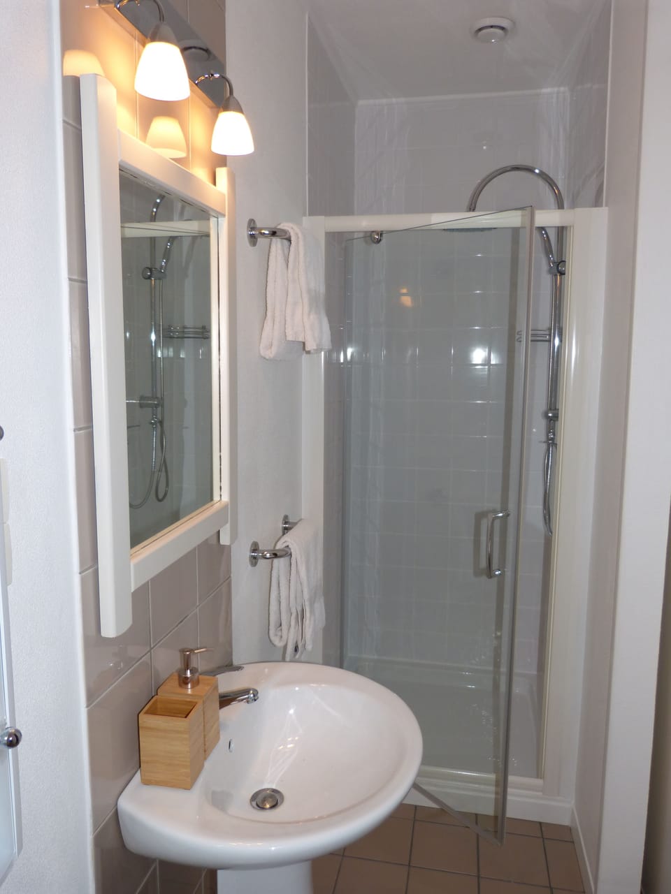 Triple Room | Bathroom | Shower, rainfall showerhead, free toiletries, hair dryer