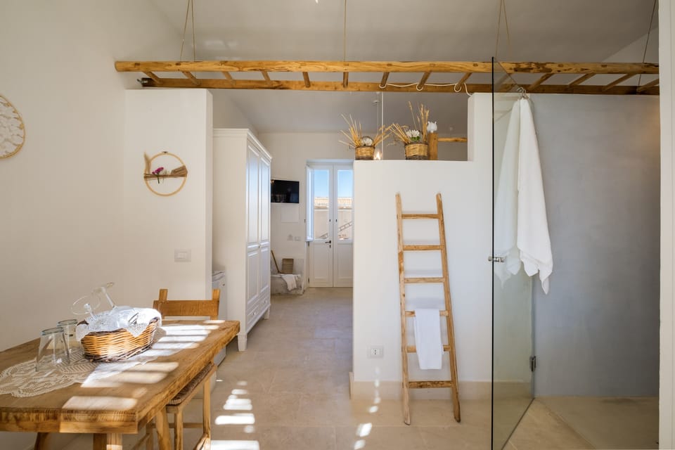 Deluxe Room | Minibar, WiFi (free), individually decorated, individually furnished