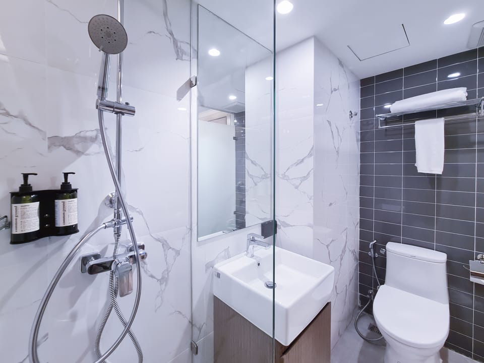 Compact Standard Room | Bathroom | Shower, rainfall showerhead, free toiletries, hair dryer