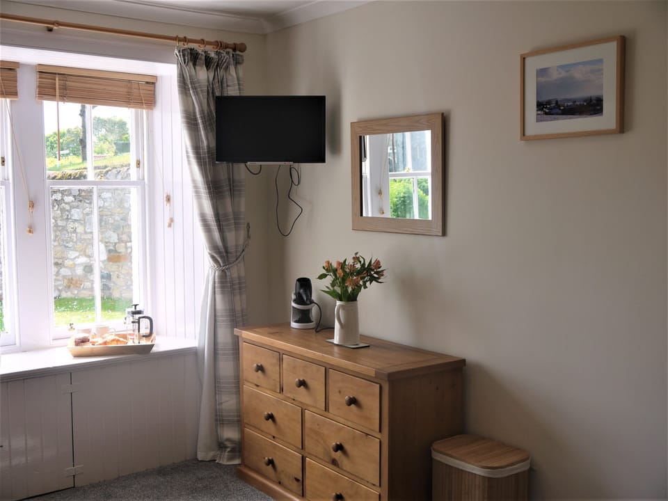 Kirkview Cottage, Master Bedroom