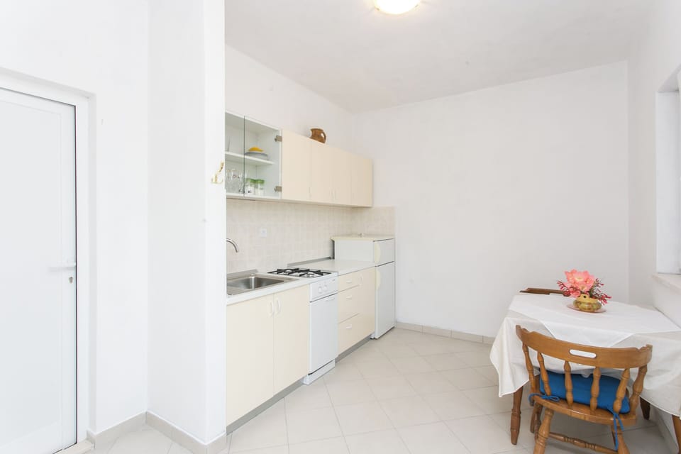Apartment (Guest House Oreb - One Bedroom Apartm) | Private kitchen | Fridge, stovetop, toaster, cookware/dishes/utensils