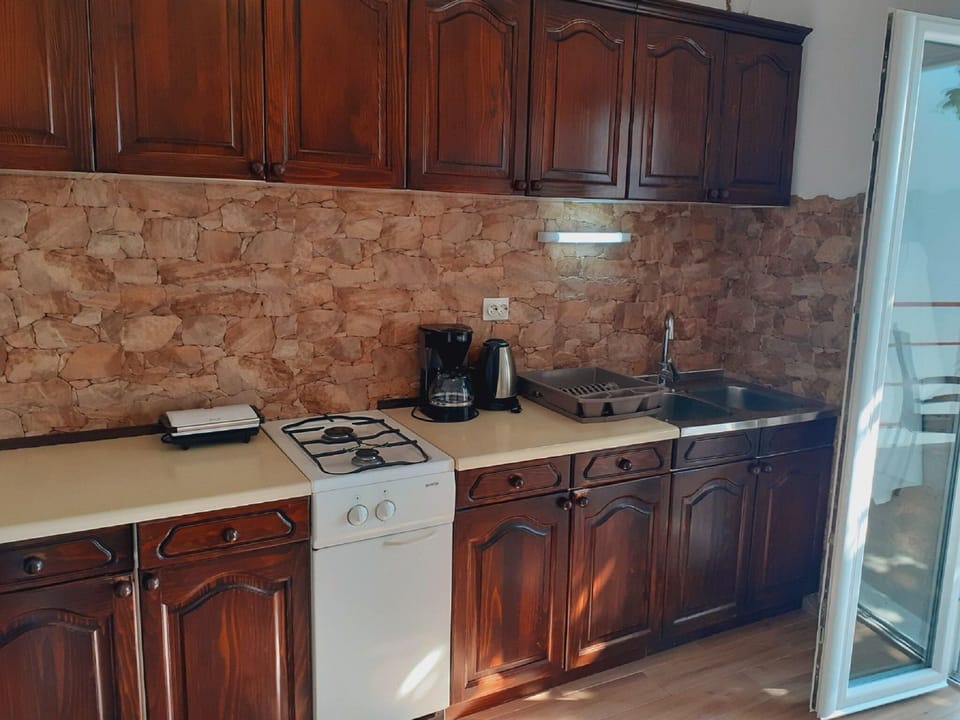 Double Room (Guest House Oreb - Double Room -3) | Private kitchen | Fridge, stovetop, toaster, cookware/dishes/utensils