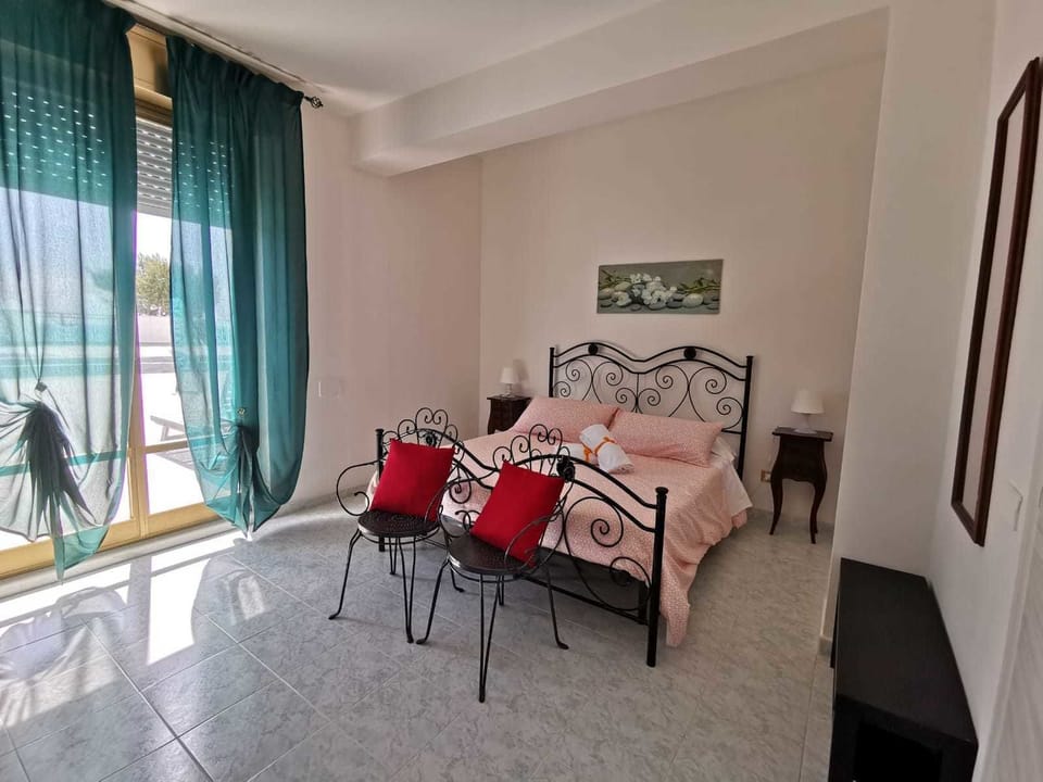 Double Room | Desk, bed sheets