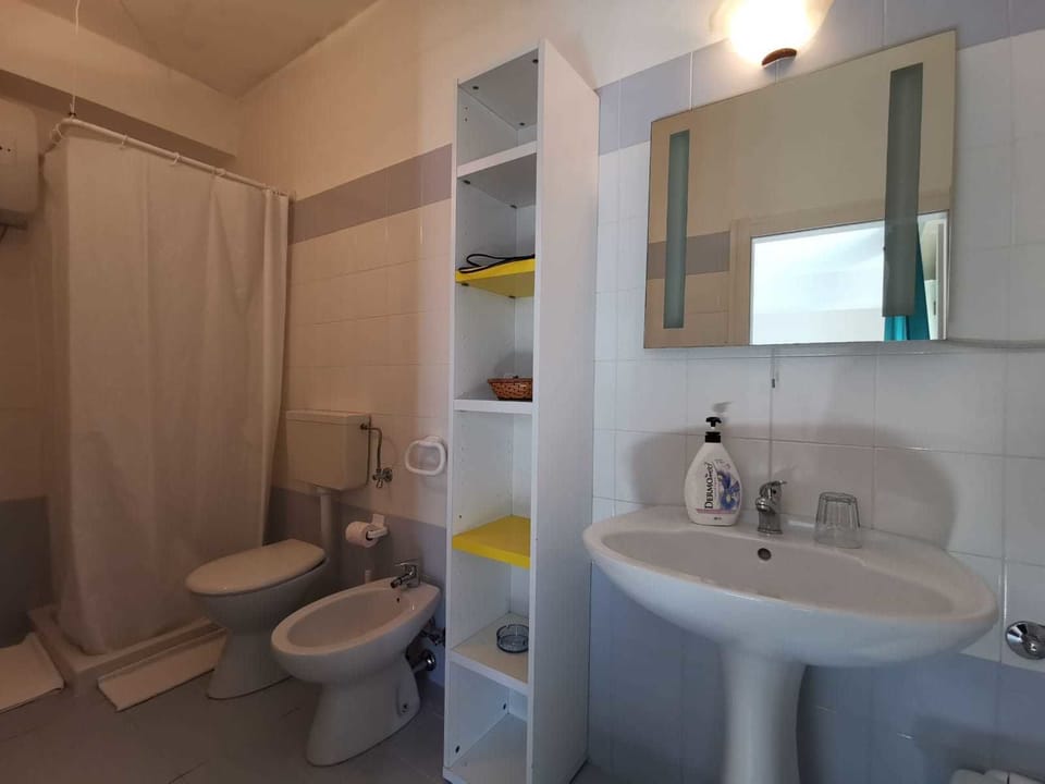 Double Room | Bathroom | Deep soaking tub, rainfall showerhead, free toiletries, hair dryer
