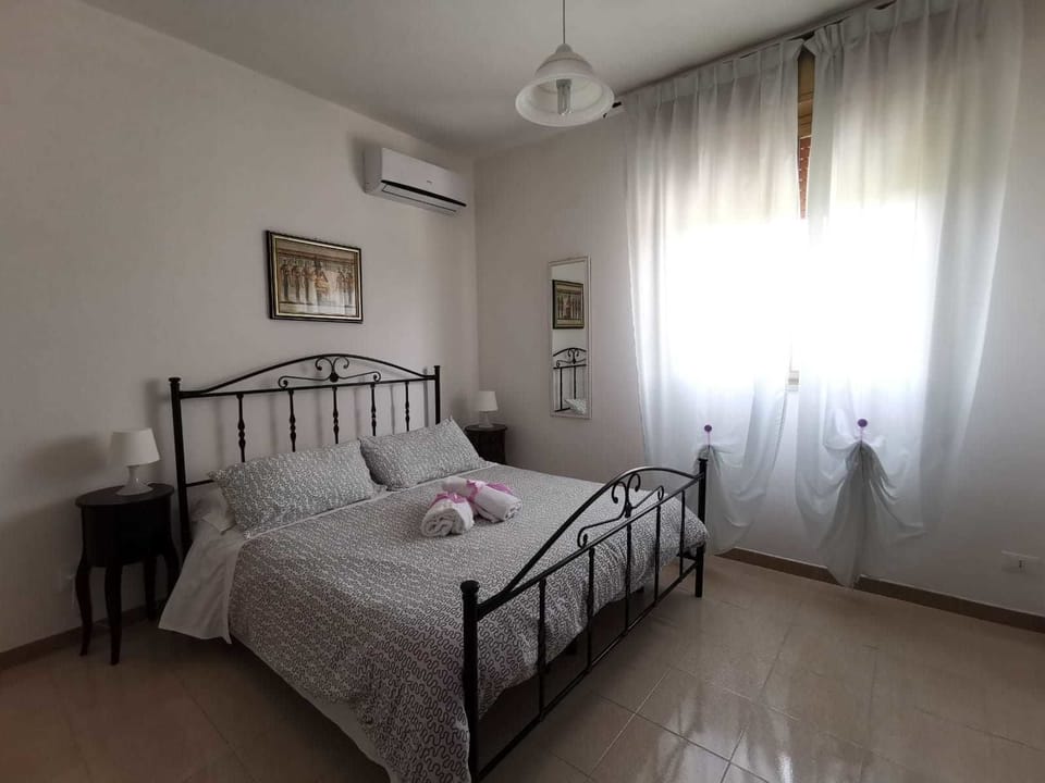 Double Room | Desk, bed sheets