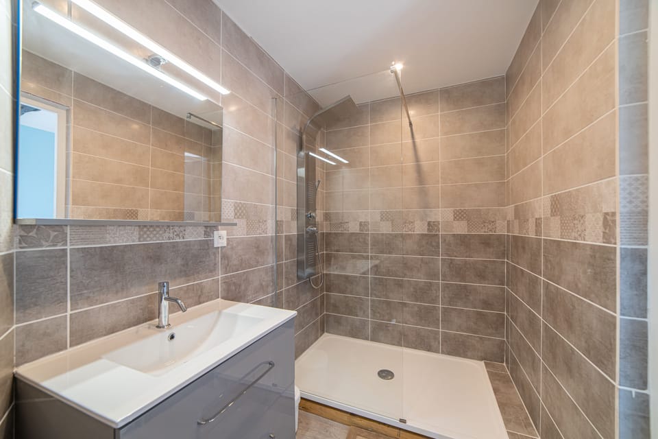 Suite, 2 Bedrooms (24) | Bathroom | Shower, free toiletries, hair dryer, towels