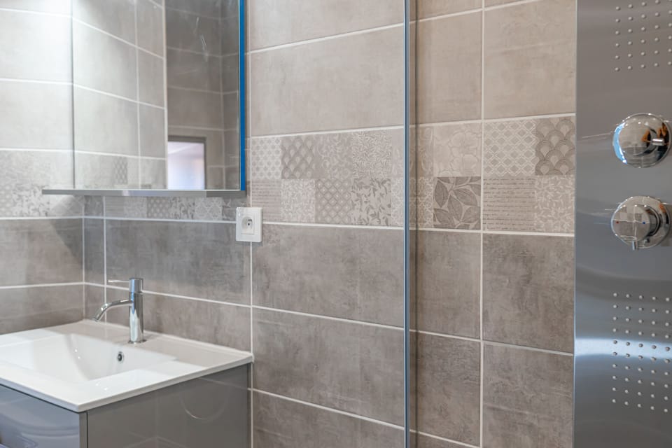 Suite, 2 Bedrooms (24) | Bathroom | Shower, free toiletries, hair dryer, towels