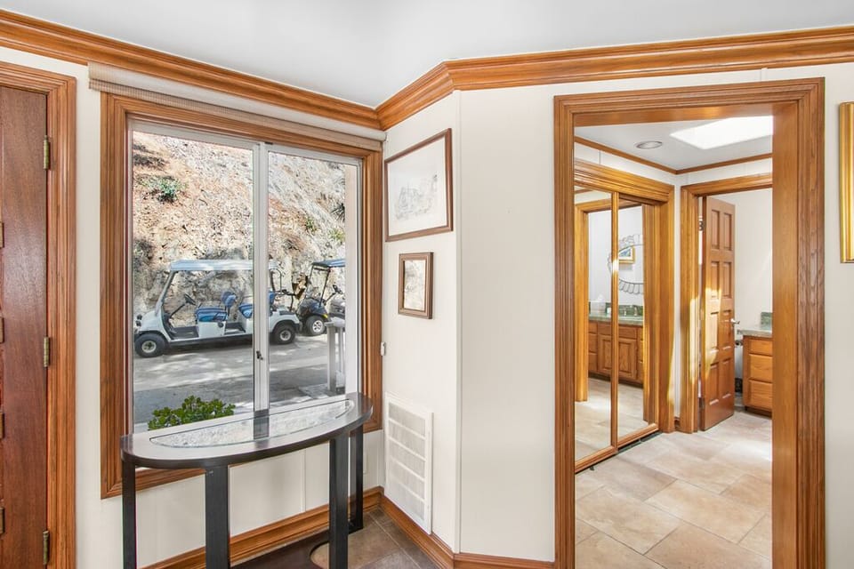 122MT - Entrance powder room
