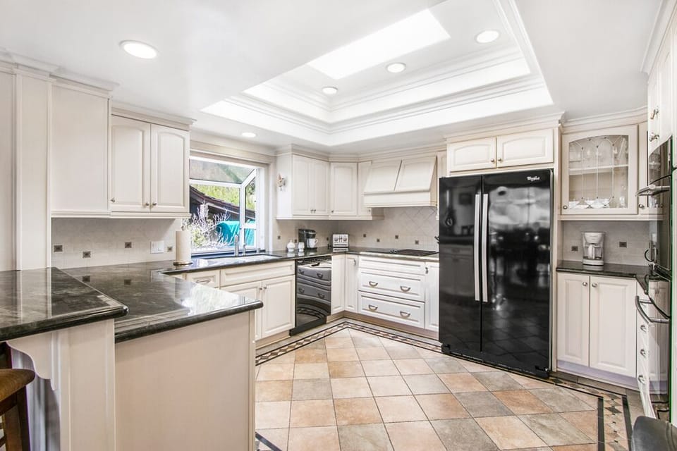122MT - Kitchen Area