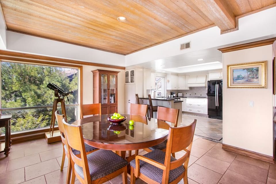 122MT - Dining to Kitchen