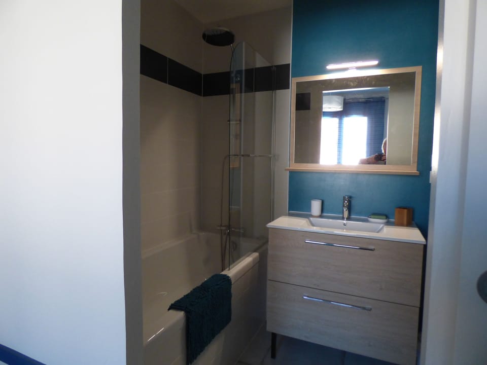 Double Room | Bathroom | Combined shower/tub, free toiletries, hair dryer, towels