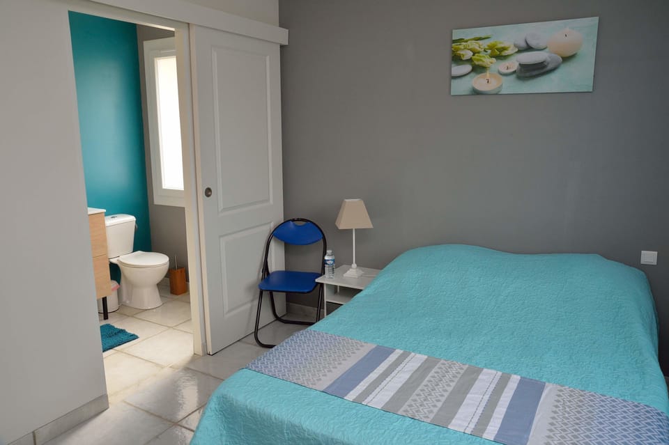 Double Room | 1 bedroom, individually decorated, individually furnished, desk