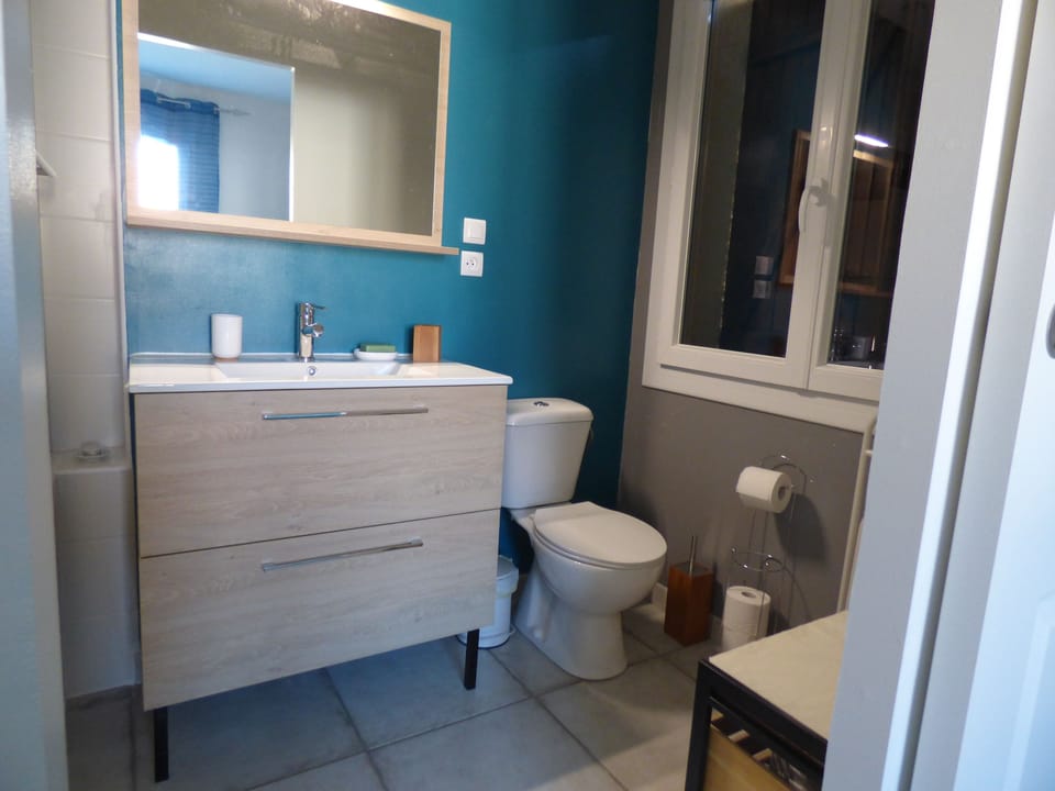 Double Room | Bathroom | Combined shower/tub, free toiletries, hair dryer, towels