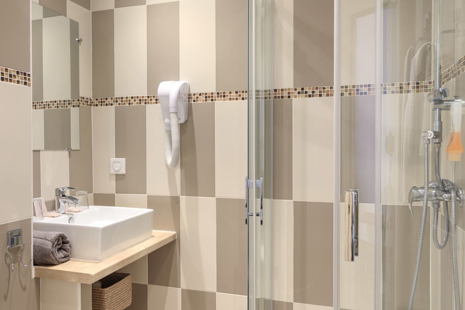 Triple Room | Bathroom | Deep soaking tub, free toiletries, hair dryer, towels