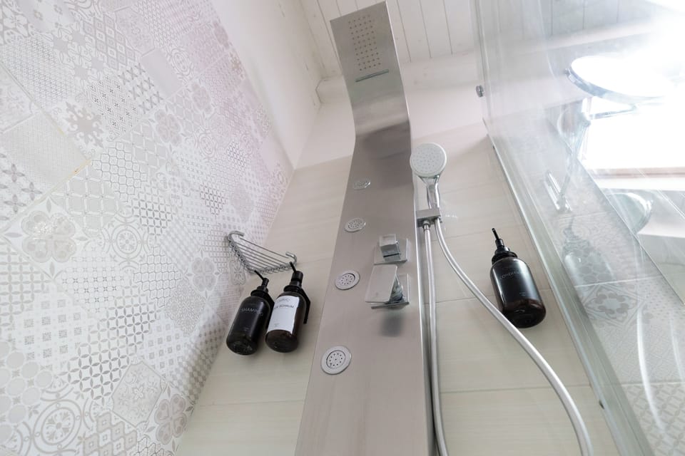 Shower, hydromassage showerhead, free toiletries, hair dryer