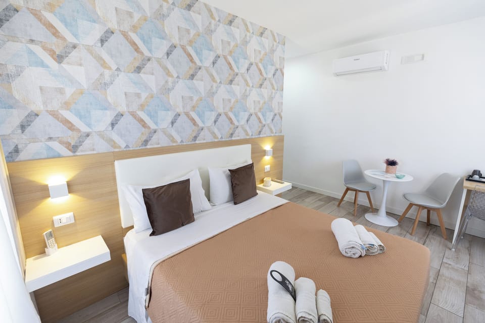1 bedroom, Egyptian cotton sheets, premium bedding, down comforters