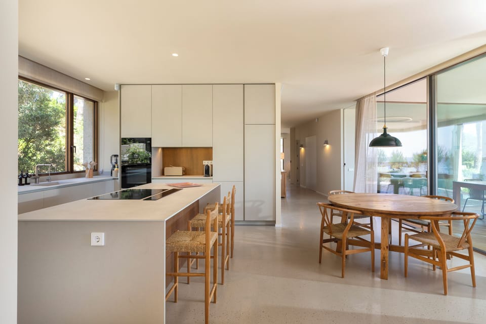Three-Bedroom Apartment with Balcony and Sea View | Private kitchen | Shared fridge, microwave