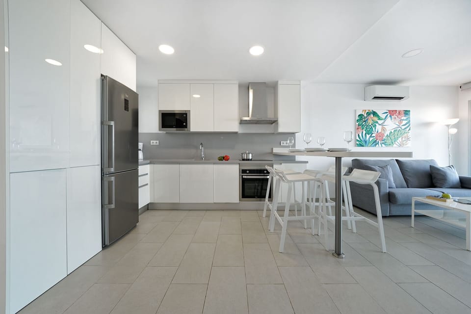 Full-size fridge, microwave, stovetop, dishwasher