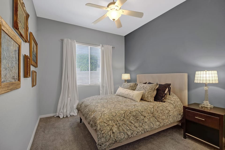 Queen bed in the third bedroom 