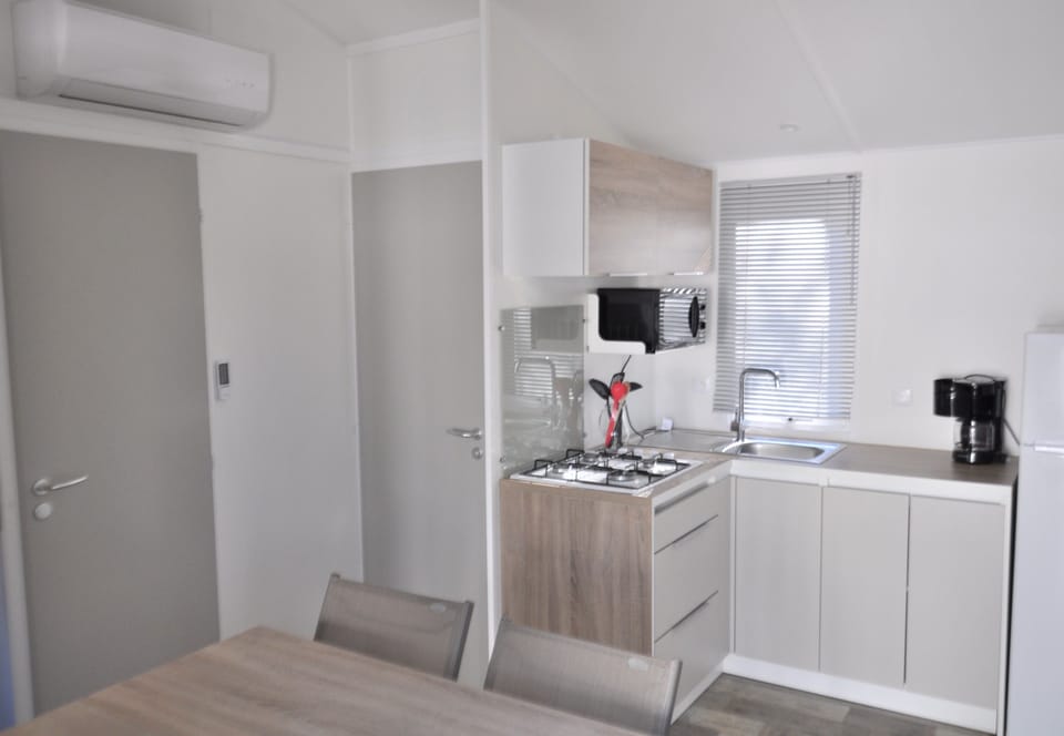 Full-size fridge, microwave, stovetop, cookware/dishes/utensils